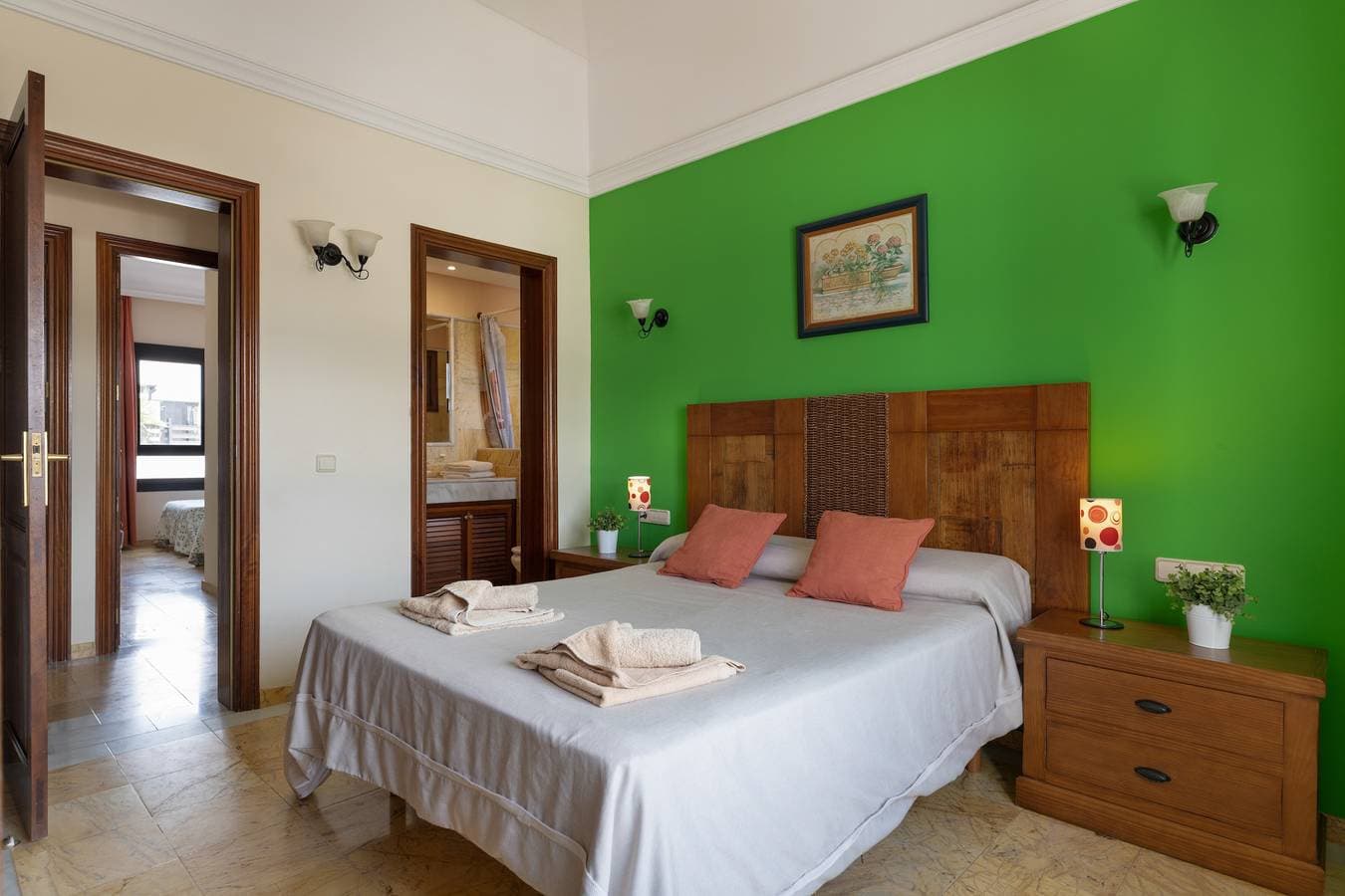 Foto 13 von 30: Ferienvilla 'Faro Park mit privatem Pool', Bergblick, private Terrasse und WLAN