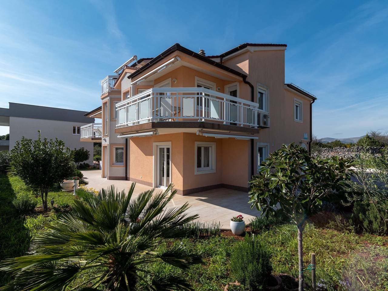 Okrug Gornji (Čiovo) 6 km von Trogir: Schönes Mehrfamilienhaus Villa Nikaroni 1