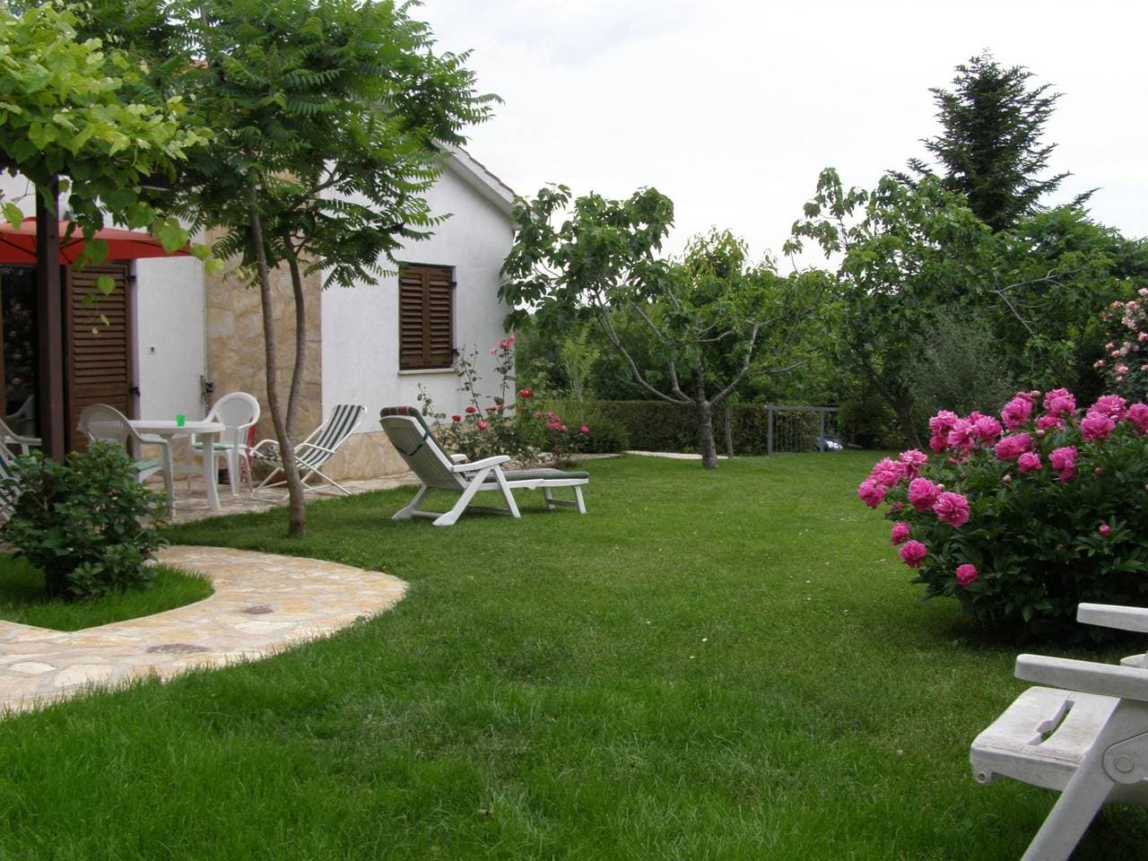 Foto 6 von 42: Freistehender Bungalow Perla mit Garten und Grill