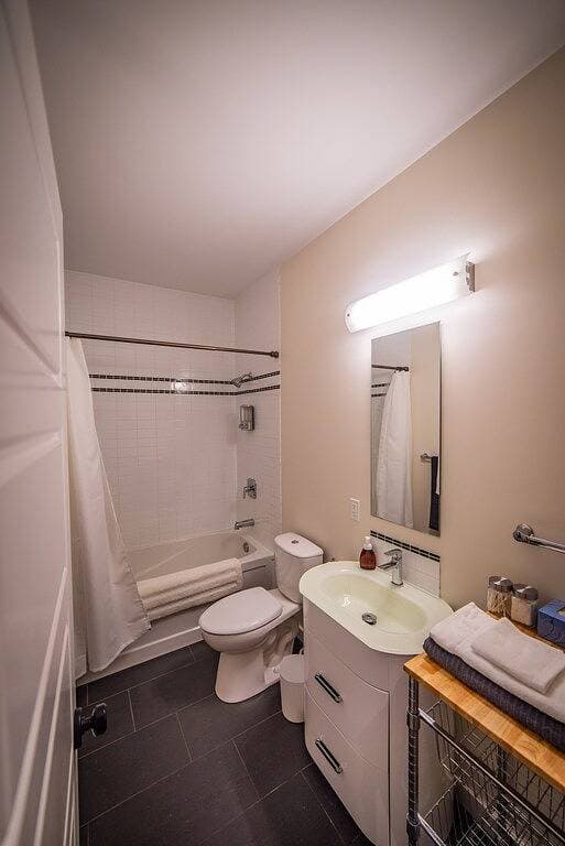 Foto 5 von 15: Modern suite with glacier view