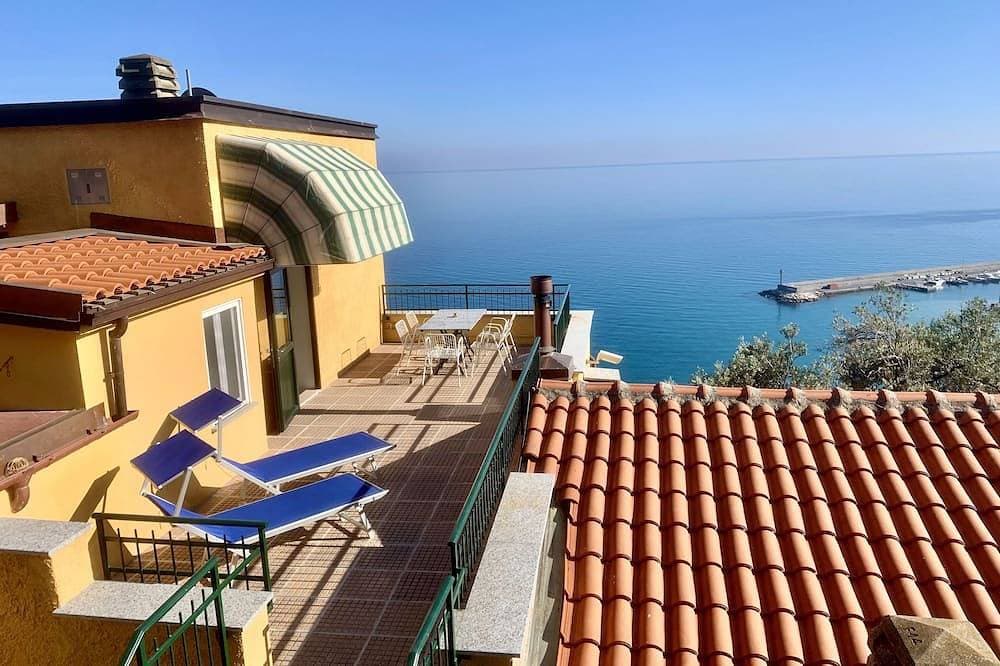 Beautiful panoramic terrace overlooking the sea, with swimming pool 1