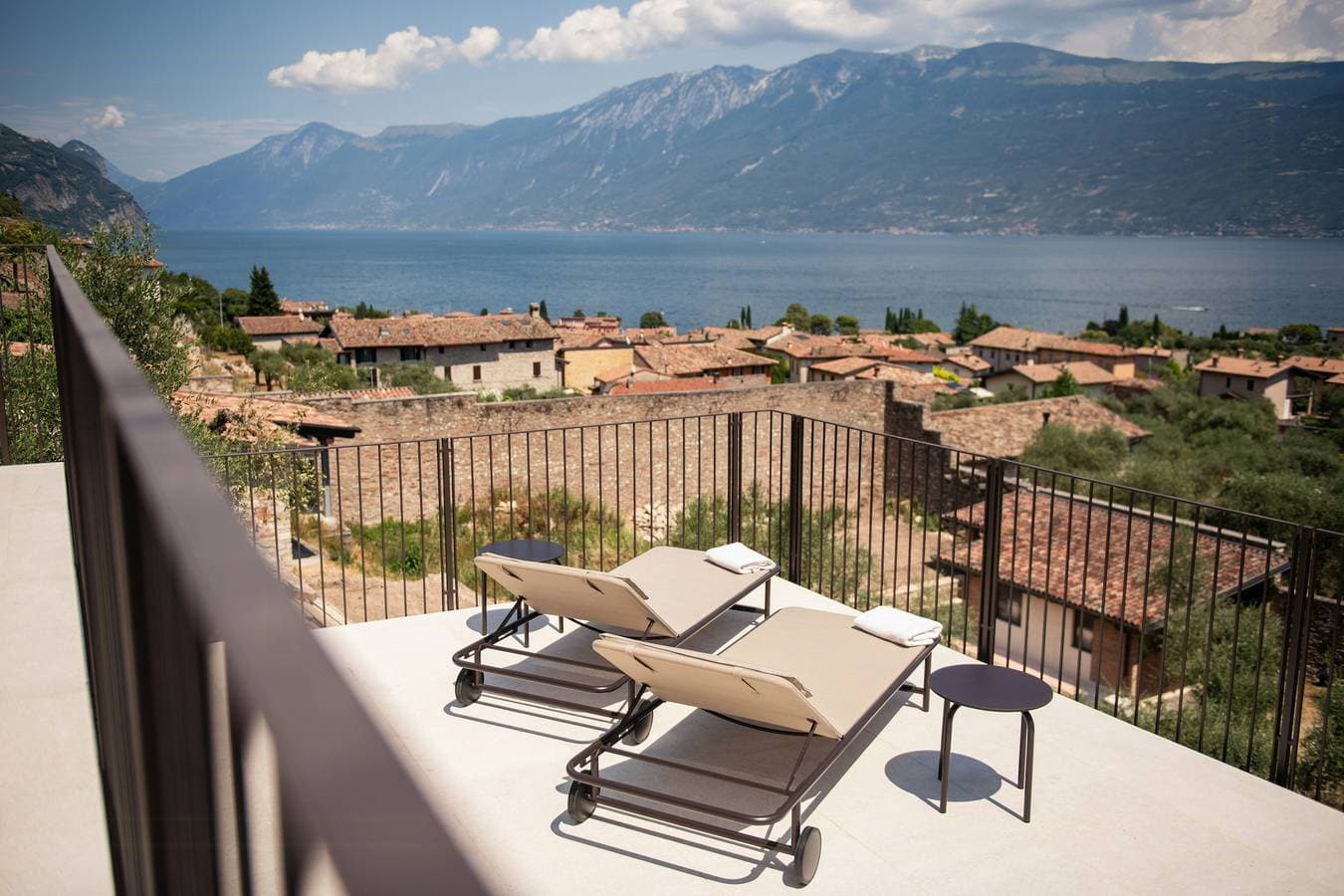 Foto 3 von 46: Turm mit Pool und Terrassen mit Seeblick in Gargnano