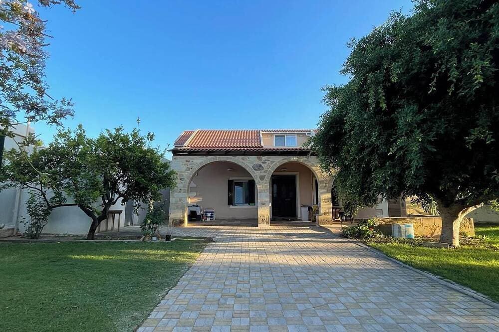 Feel comfortable with your loved ones in this beautifully fully equipped house 1