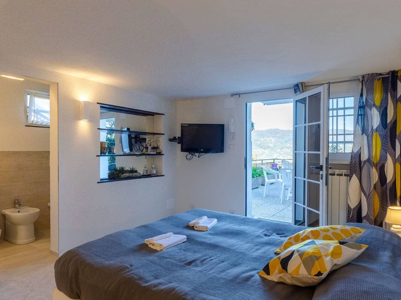 Foto 11 von 29: Einzimmerwohnung mit Terrasse und Blick auf den Berg