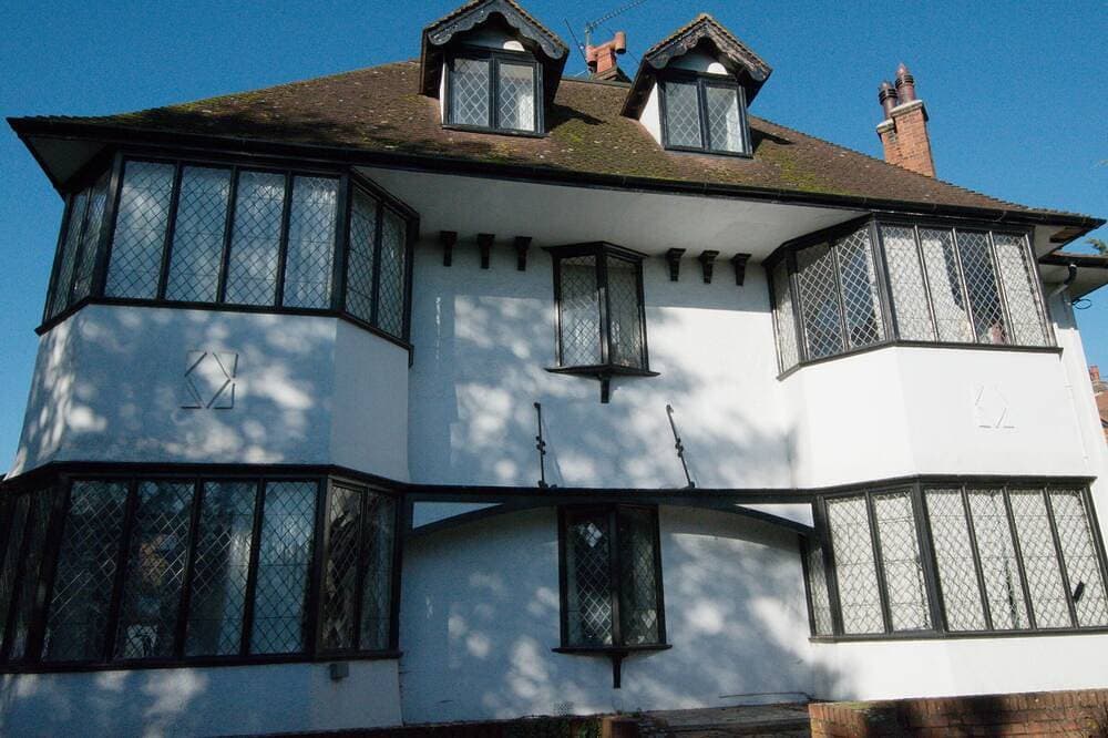 2nd floor modern flat in large Edwardian house ten minutes’ walk from railway 1