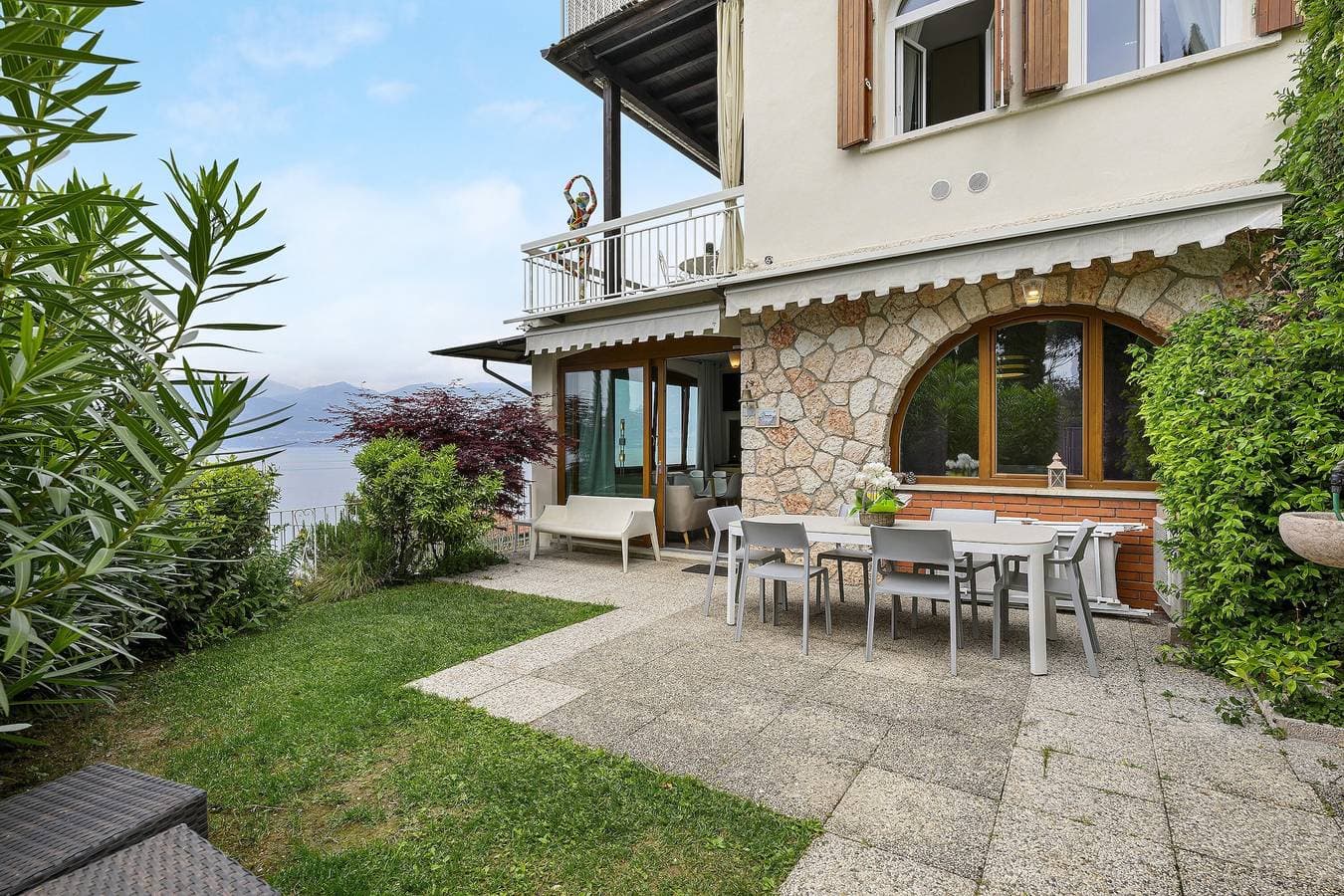 Foto 2 von 25: Ferienwohnung "Residenz La Mignon Oleandri" mit Blick auf den See, Bergblick und Garten