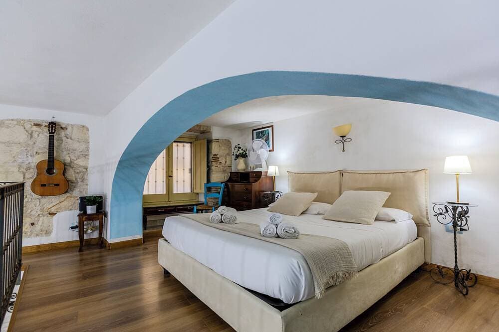 Foto 3 von 19: Castle Hill Loft – Heart of Cagliari Old Town