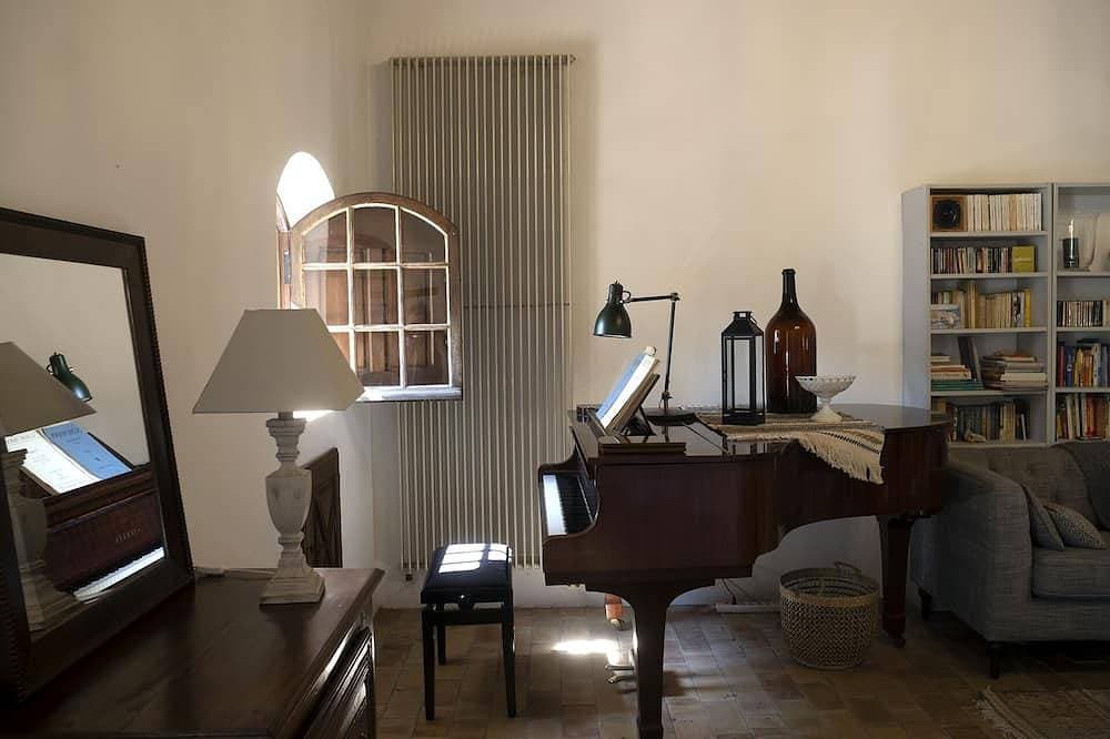 Foto 8 von 16: L'Atelier, mit seinen jahrhundertealten Eichen und Panoramablick auf die Region Luberon