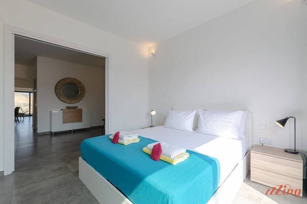 Foto 2 von 14: 2 Bed Apartment w/ Distant Sea and Country Views