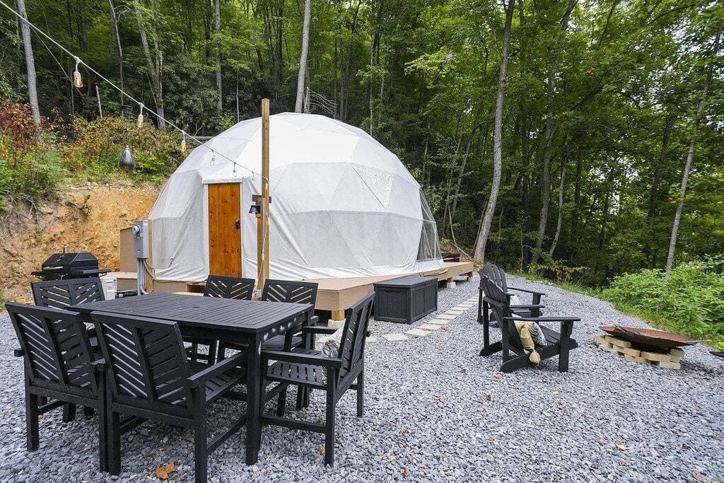 Foto 12 von 49: ➡️🛣️ Further up the Road Large Glamping Dome with Hot Tub, Fire Pit and Grill