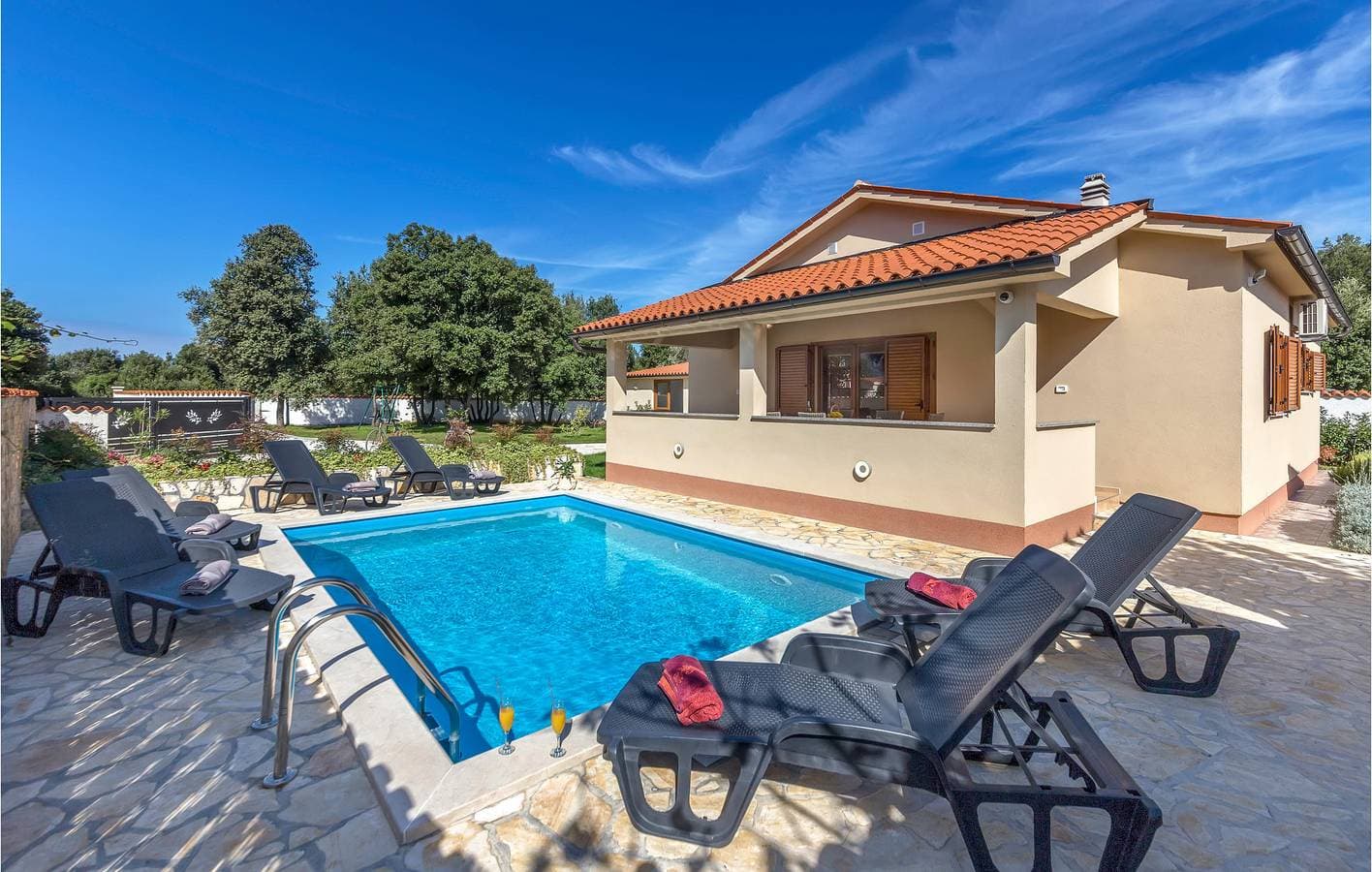 Foto 6 von 42: Geräumige Ferienwohnung mit Pool, Terrasse und WLAN – 1 km vom FKK-Strand entfernt