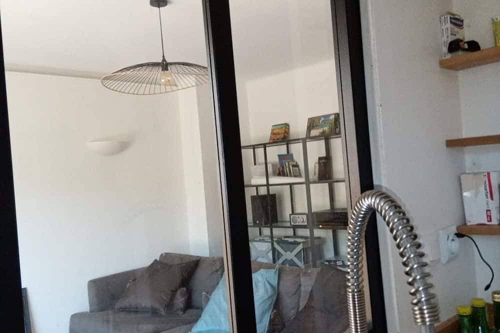 Foto 9 von 25: Maison Atypique Avec Terrasse, Jardin et Garage en Plein Centre Village