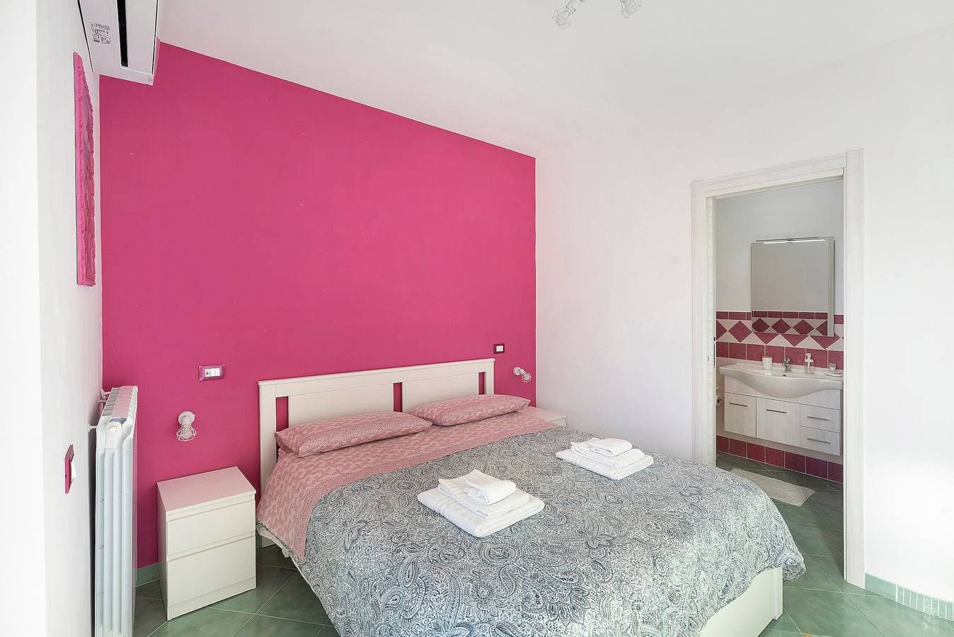 Foto 9 von 29: Zimmer 'Coast 2 Coast - Atrani' mit Meerblick, WLAN und Klimaanlage
