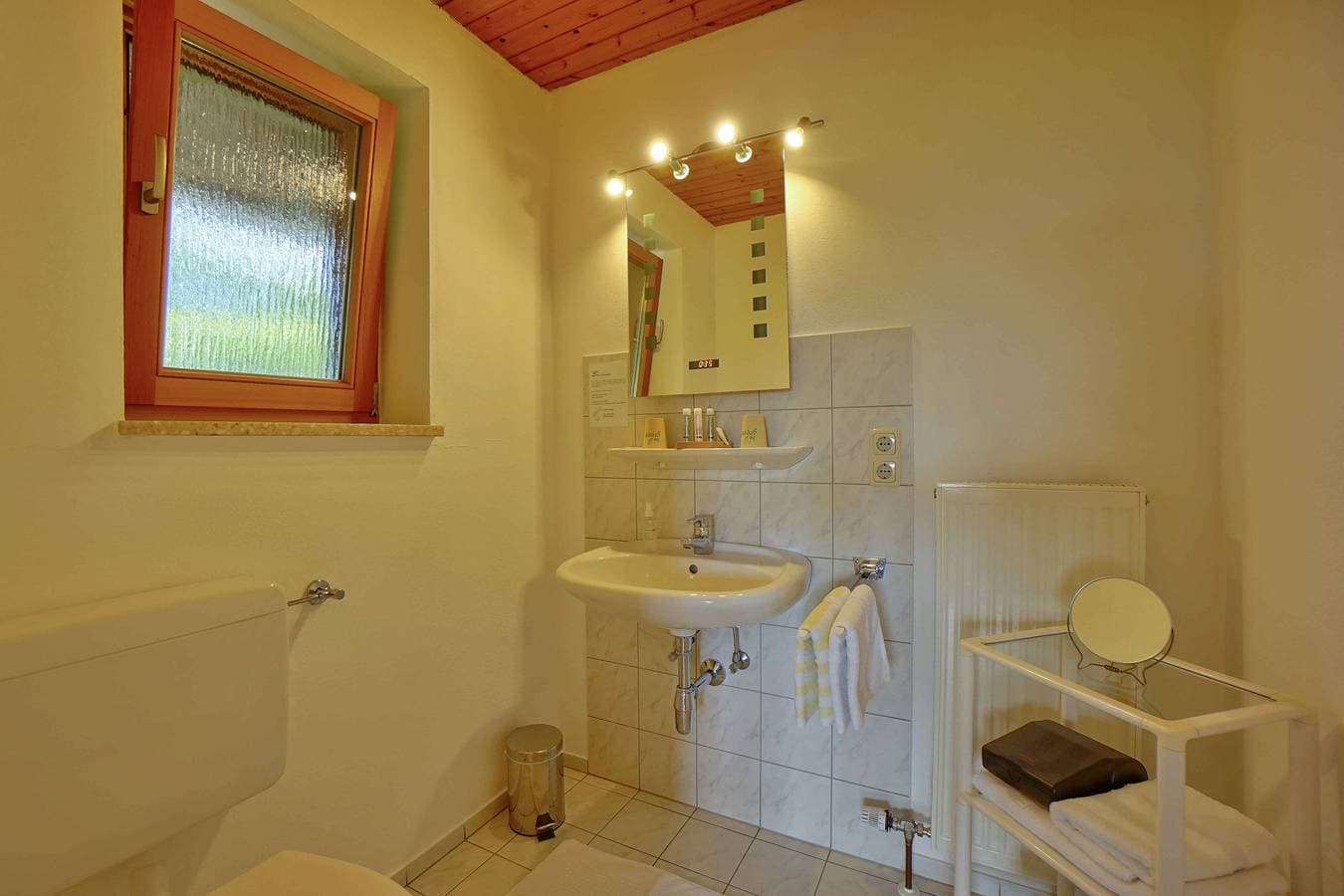 Foto 12 von 14: Karlshof - Balkonzimmer mit Du/Wc und Balkon