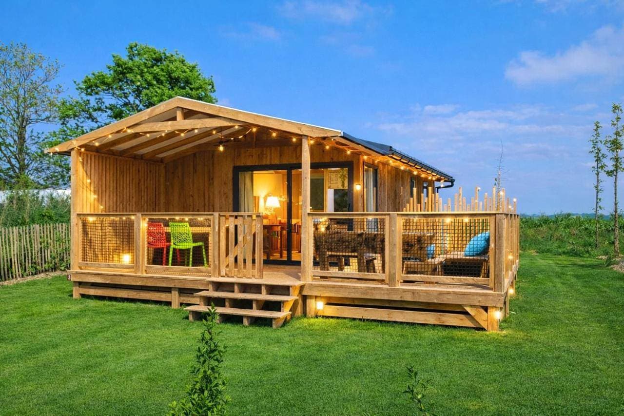 Domaine Le Jardin de Séraphine, Chalet bois 2 à 4 personnes avec grande terrasse 1