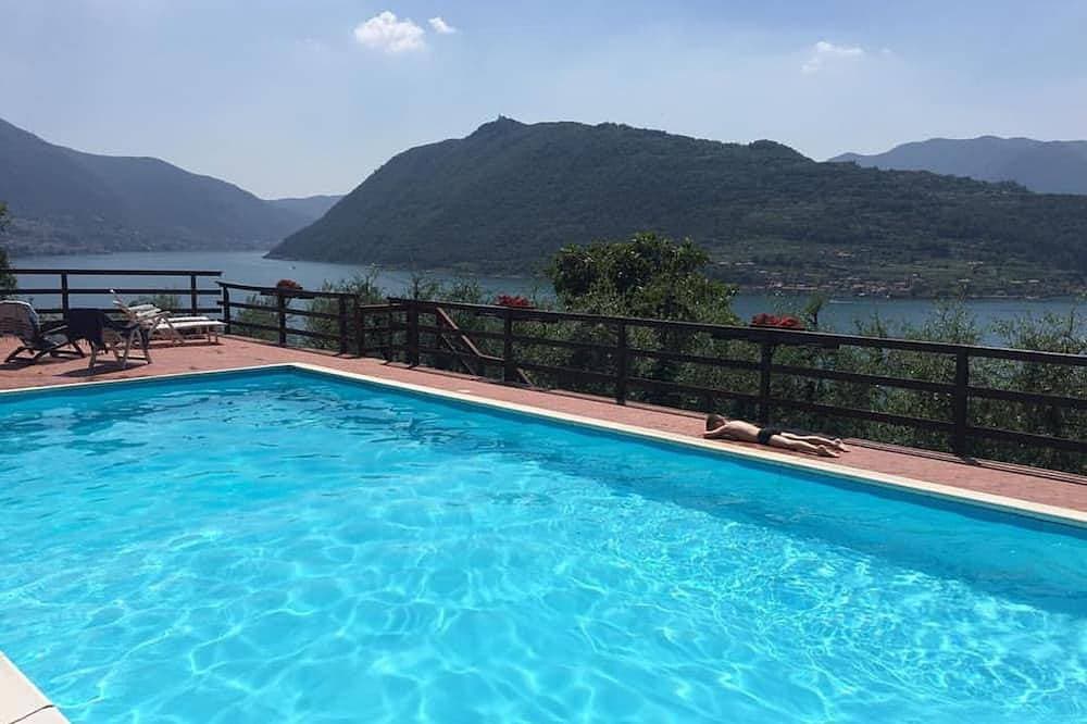 Zwei-Zimmer-Wohnung in Residenz mit Pool und Panoramablick auf den See in Sale Marasino 1