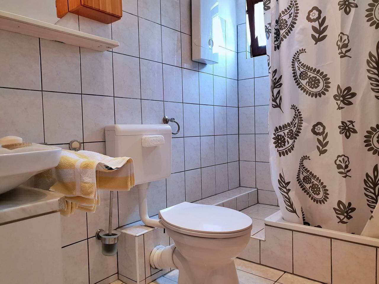 Foto 9 von 26: Apartment Bijelic - mit Balkon, 480 m vom Meer entfernt, Grill, privater Parkplatz, keine Klimaanlage