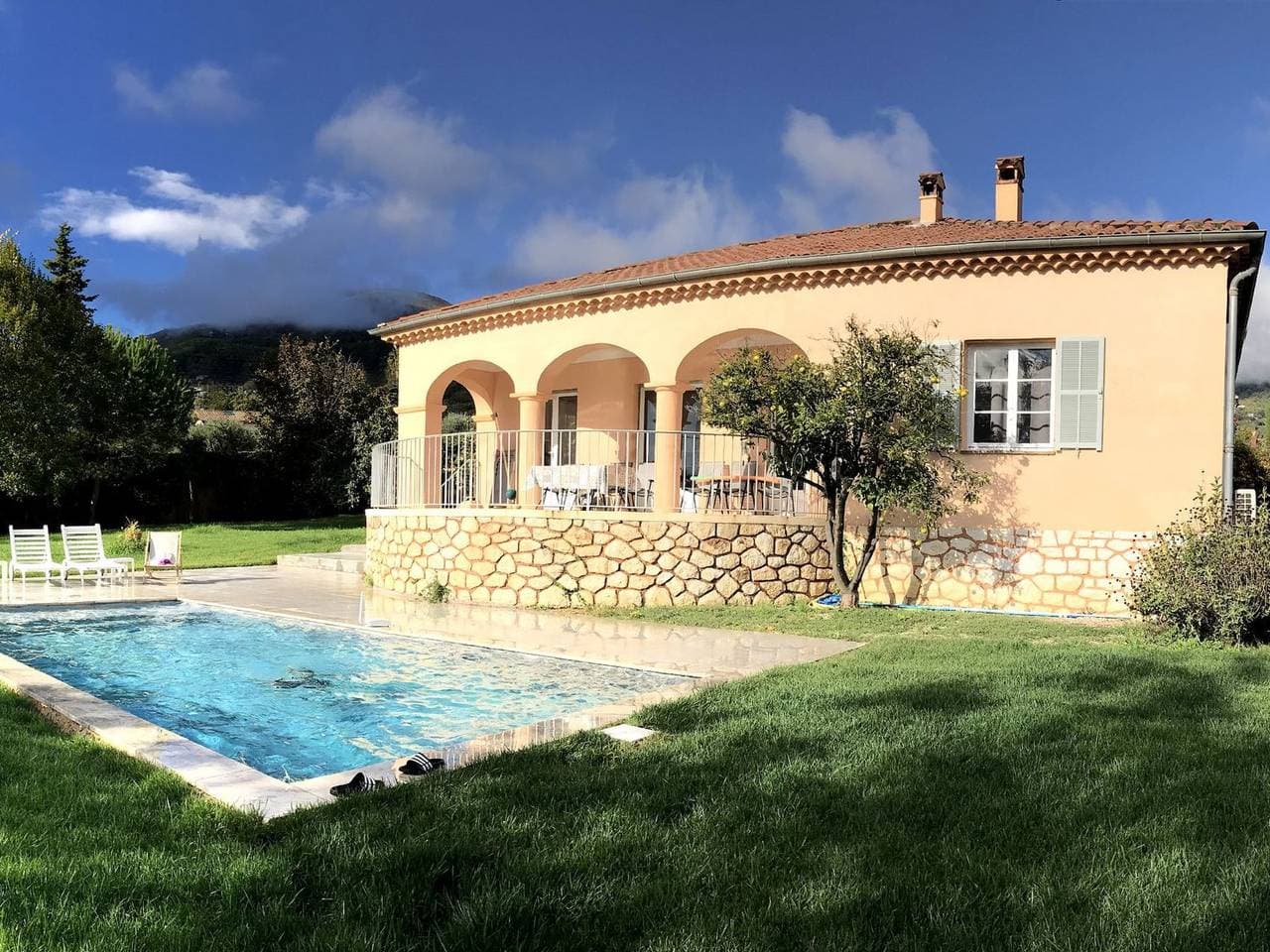 Foto 6 von 32: Geräumige und elegante Villa mit großem Garten, Swimmingpool und 3 Schlafzimmer
