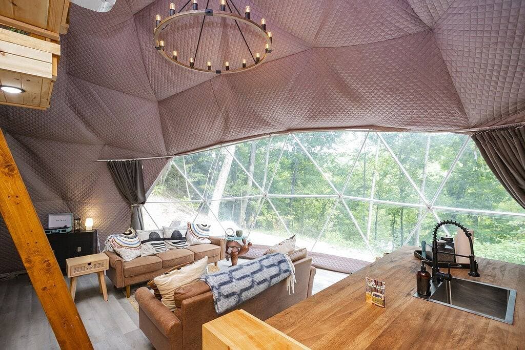 Foto 9 von 49: ➡️🛣️ Further up the Road Large Glamping Dome with Hot Tub, Fire Pit and Grill
