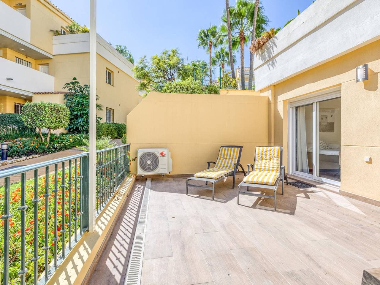 Foto 3 von 23: Moderne Wohnung in Estepona, Erdgeschoss mit Terrasse und Pool, nahe Hafen und Strand