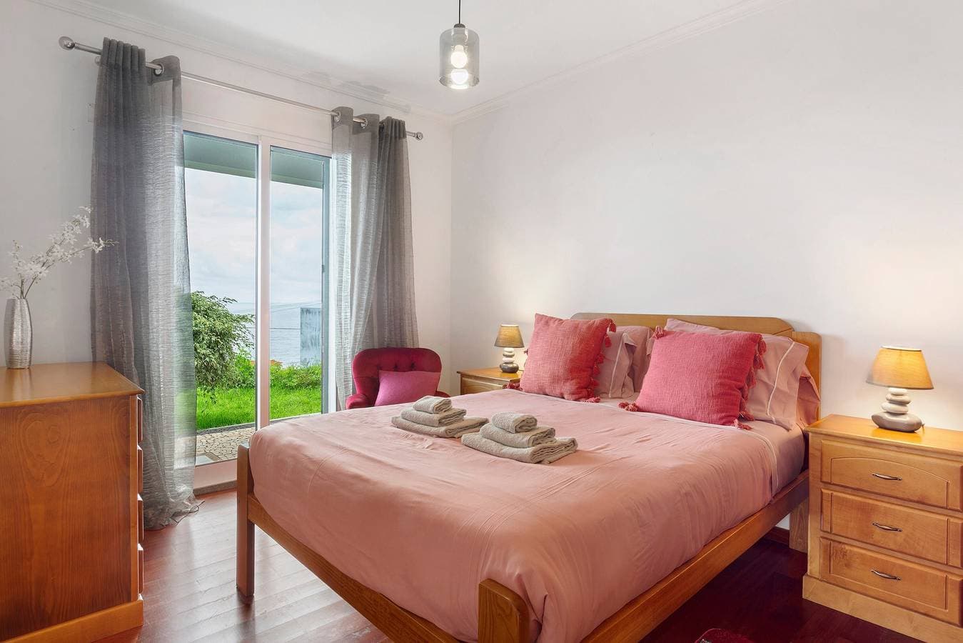 Foto 10 von 25: Ferienhaus 'Blissful Haven - Soulful Stays' mit Meerblick, privater Terrasse und WLAN