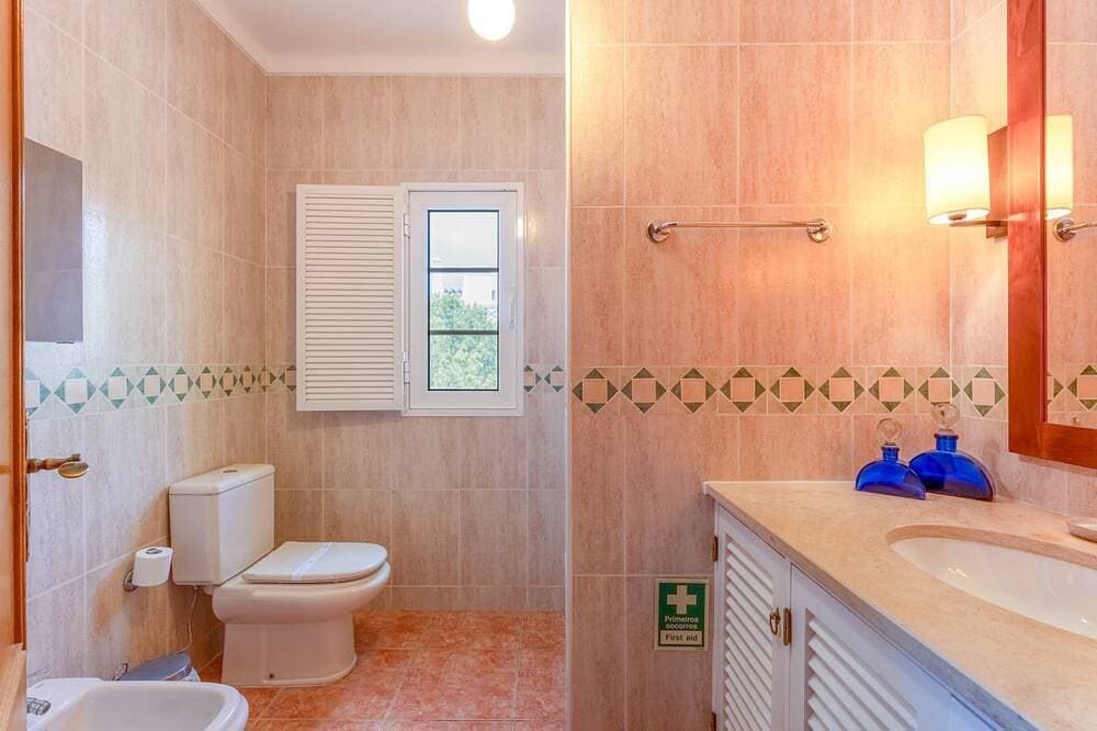Foto 7 von 30: 2 Bdr House W/Terrace in Praia Verde by LovelyStay