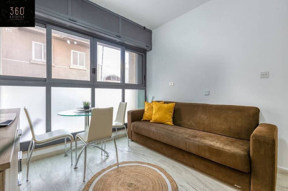 Foto 13 von 27: Spacious home with access  to roof top terrace !
