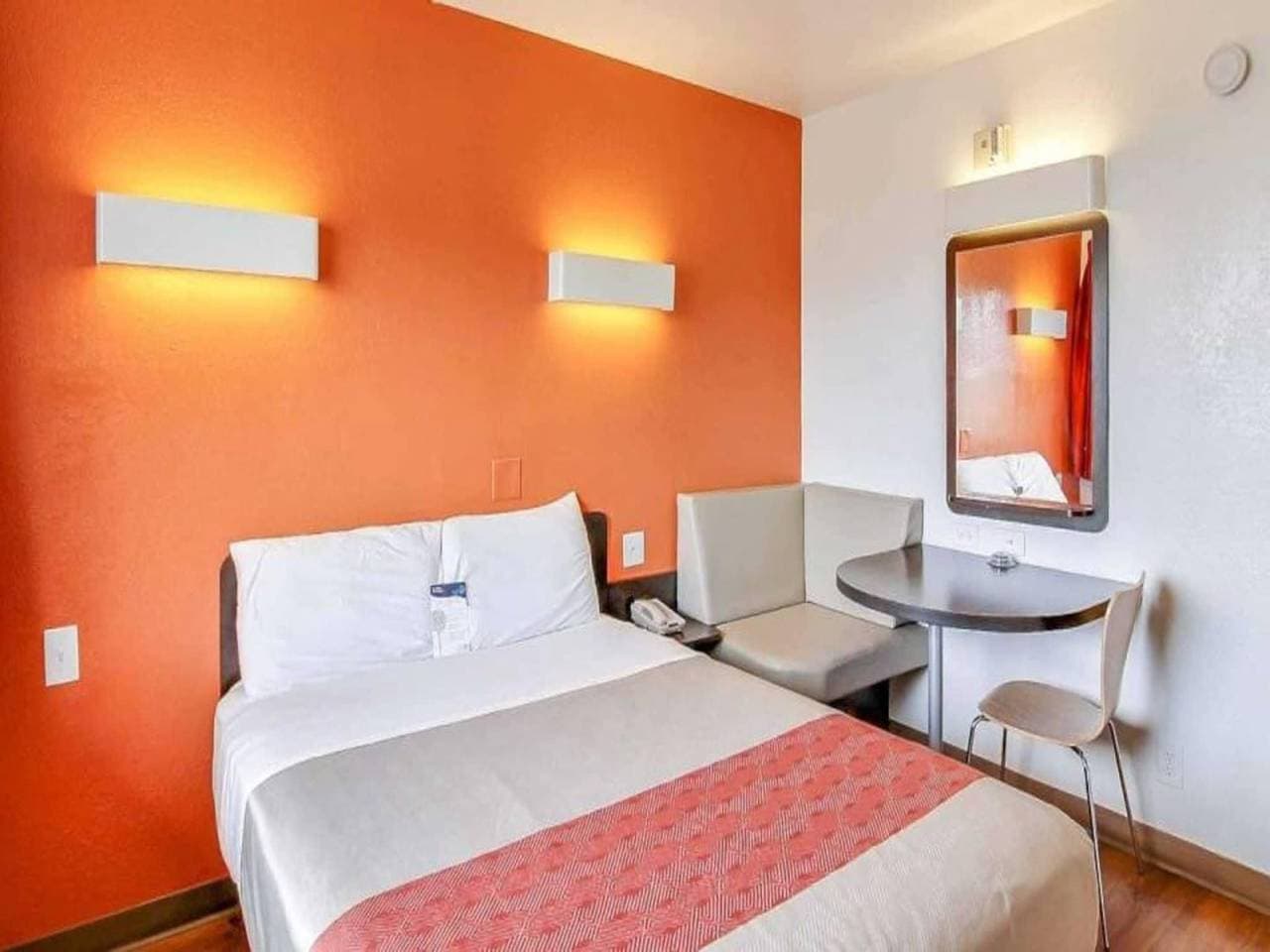 Foto 5 von 36: Geräumiges Zimmer mit 1 Kingsize-Bett