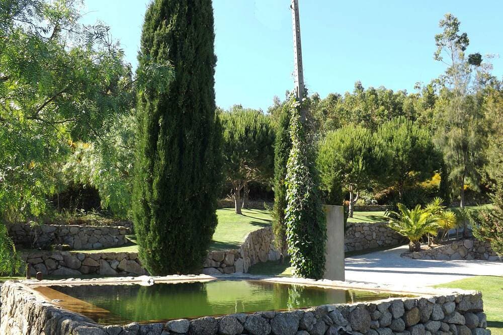 Foto 11 von 22: Berghangvilla in landschaftlich gestalteten Gärten und üppigen Wäldern mit toller Aussicht und Pool