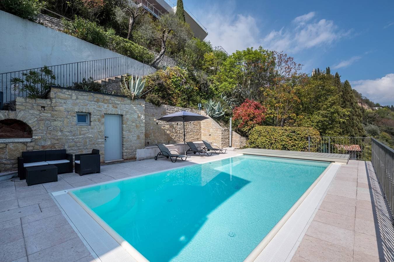 Foto 5 von 29: Fantastische Villa mit privatem Pool, Seeblick und Terrassen; Doppelgarage