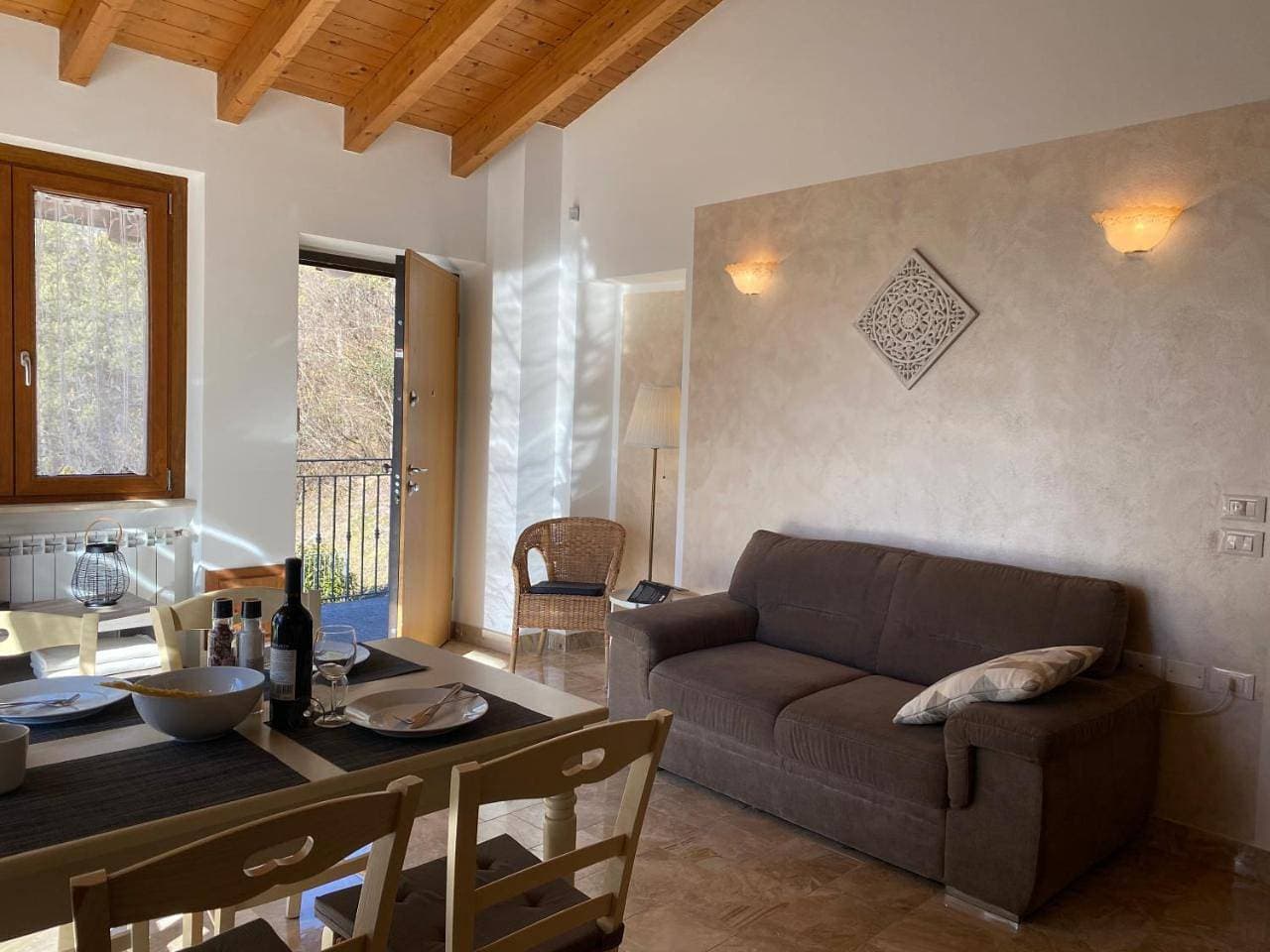 Foto 8 von 33: Two-Bedroom Apartment with Lake View