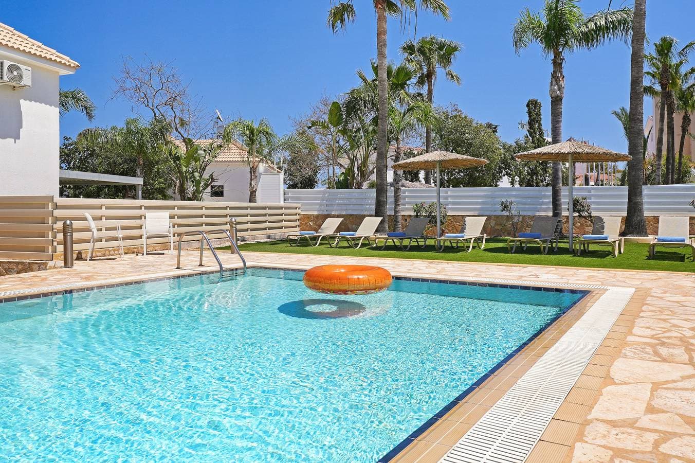 Foto 13 von 39: Villa für 8 Personen mit Garten