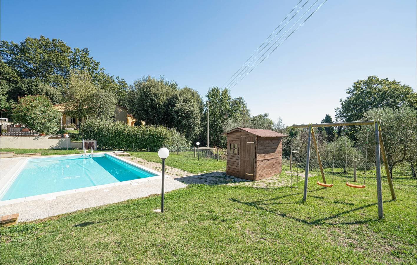 Foto 3 von 34: Monteverdi Apartment: Pool, Garten, Küche und Parkplatz
