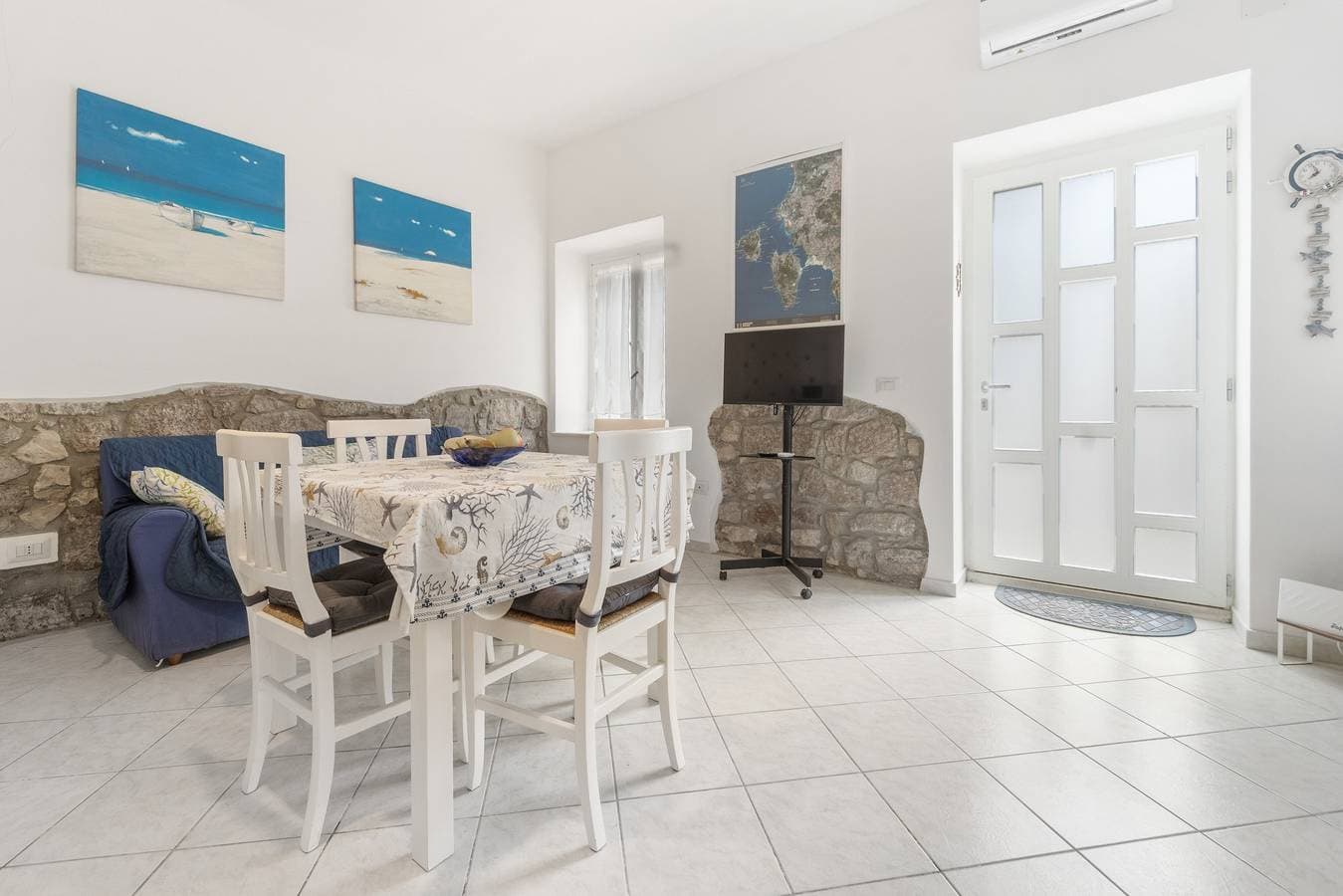 Foto 3 von 25: Ferienhaus im Zentrum des Dorfes mit privater Terrasse, WLAN und Klimaanlage