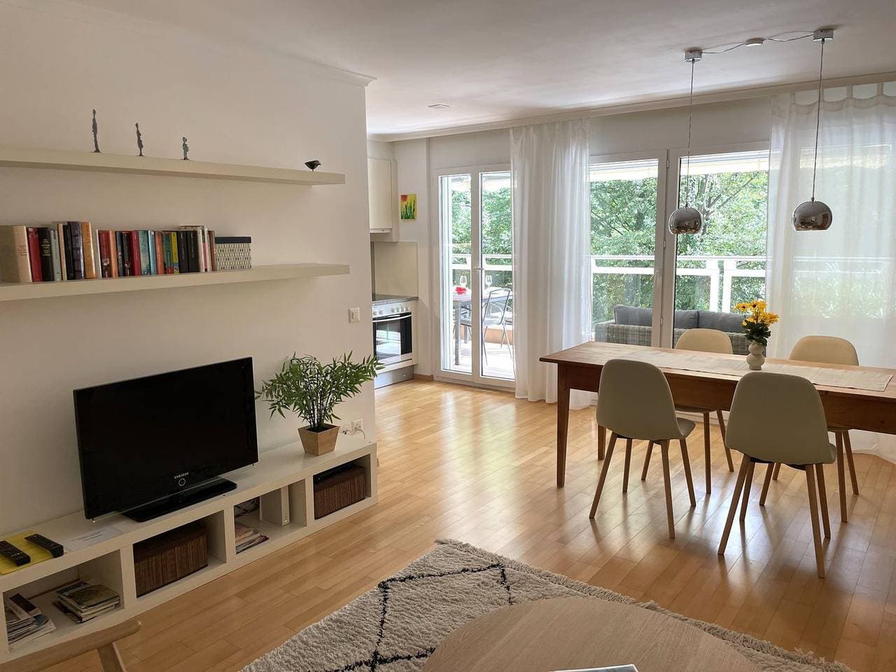Foto 7 von 36: Ferienwohnung mit Blick in die Parkanlage, nahe der Seepromenade und Strandbad