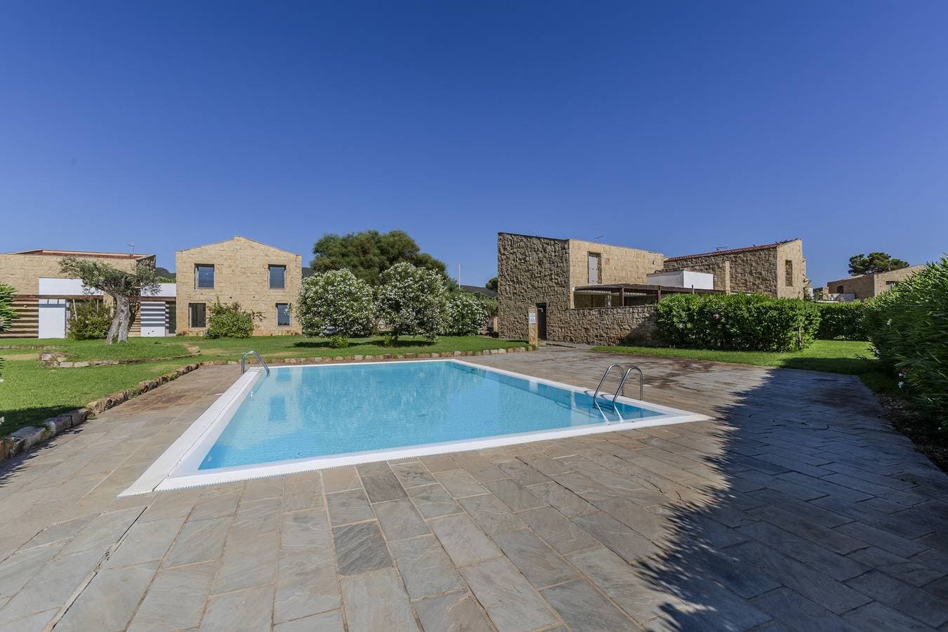Foto 3 von 26: Golden Stone Villa: Pool & Relax