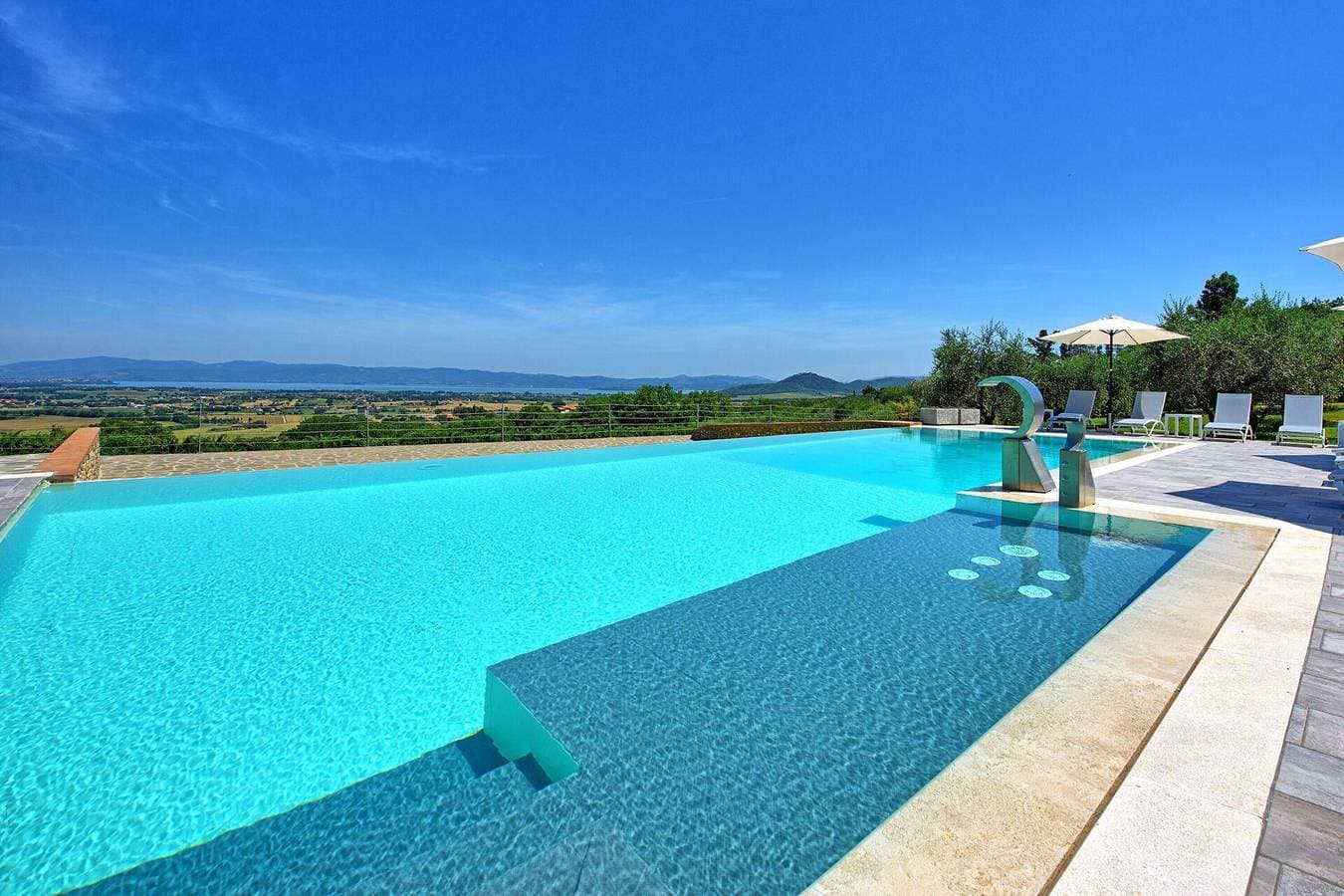 Villa für 15 Personen mit Balkon