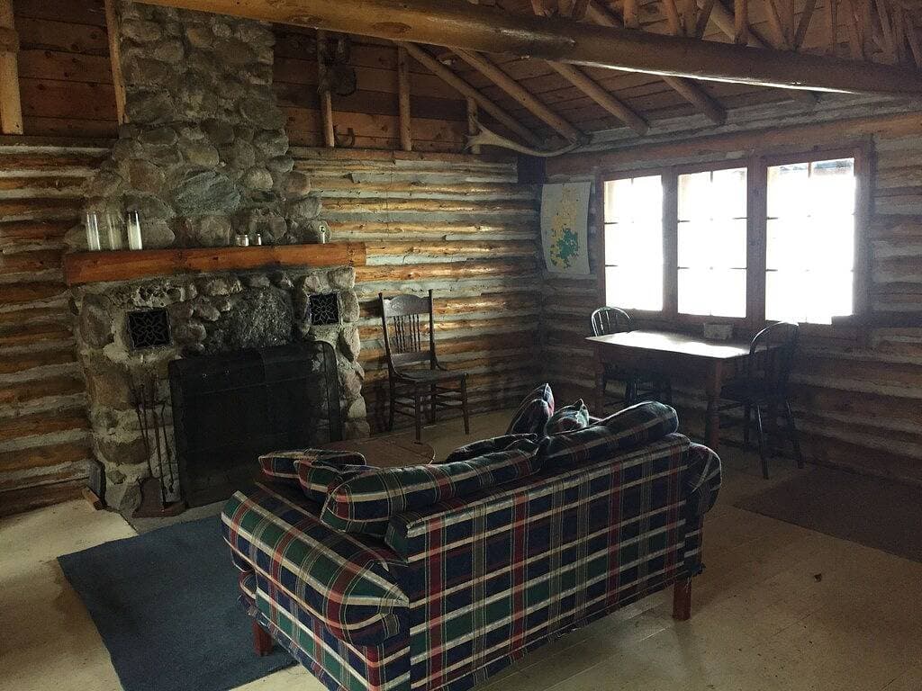 Foto 10 von 13: Rustikales authentisches Michigan-Blockhaus
