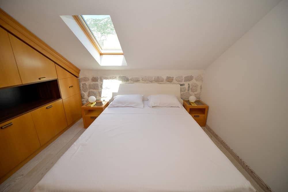 Foto 12 von 28: Waterfront Stone Home with Private Terrace & Direct Sea Access