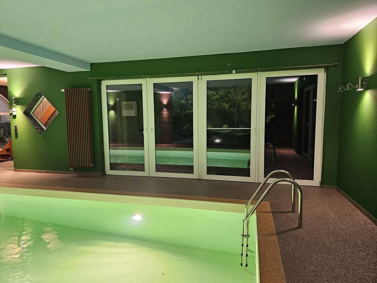 Foto 8 von 33: Ferienhaus mit Garten und eigenem Schwimmbad