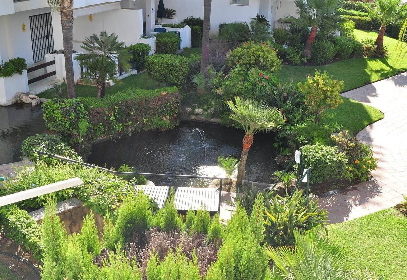 Foto 13 von 18: Frontline Beach Apartment mit Meerblick, Pool, WLAN, Klimaanlage, Terrasse und Garten