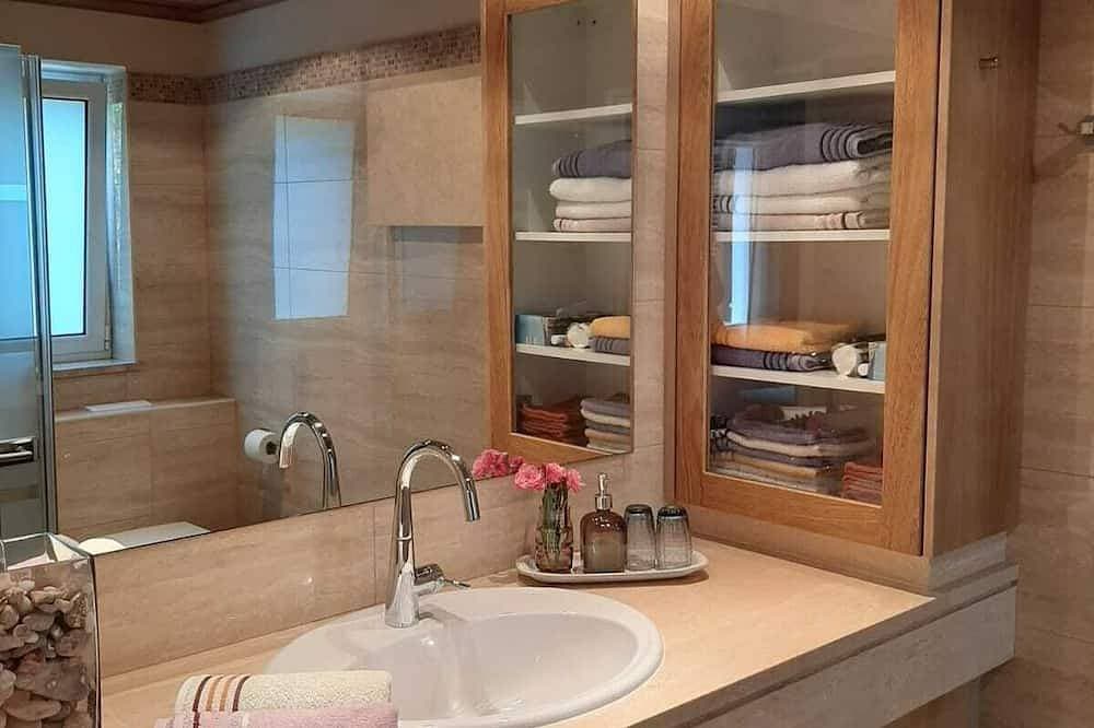 Foto 10 von 27: Luxury Maisonette 250m from the beach.