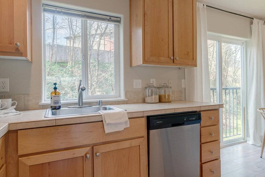 Foto 4 von 28: Stylish Entire Townhome w/ greenspace throughout!! Serene!