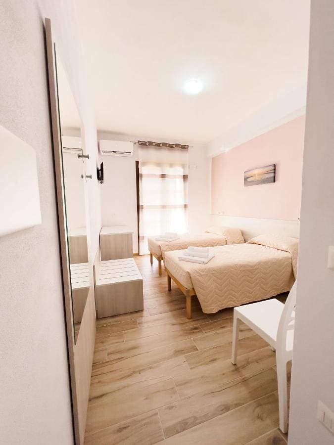 Foto 2 von 15: Twin Room with Private Bathroom