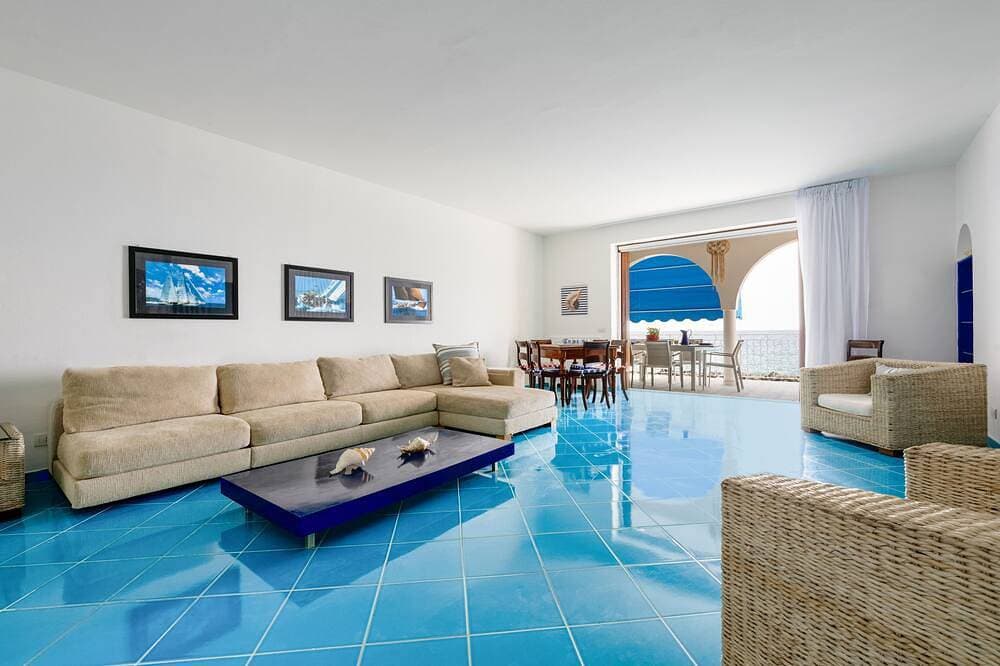 Enchanting villa on three levels with direct access to the sea and view of Capri 1