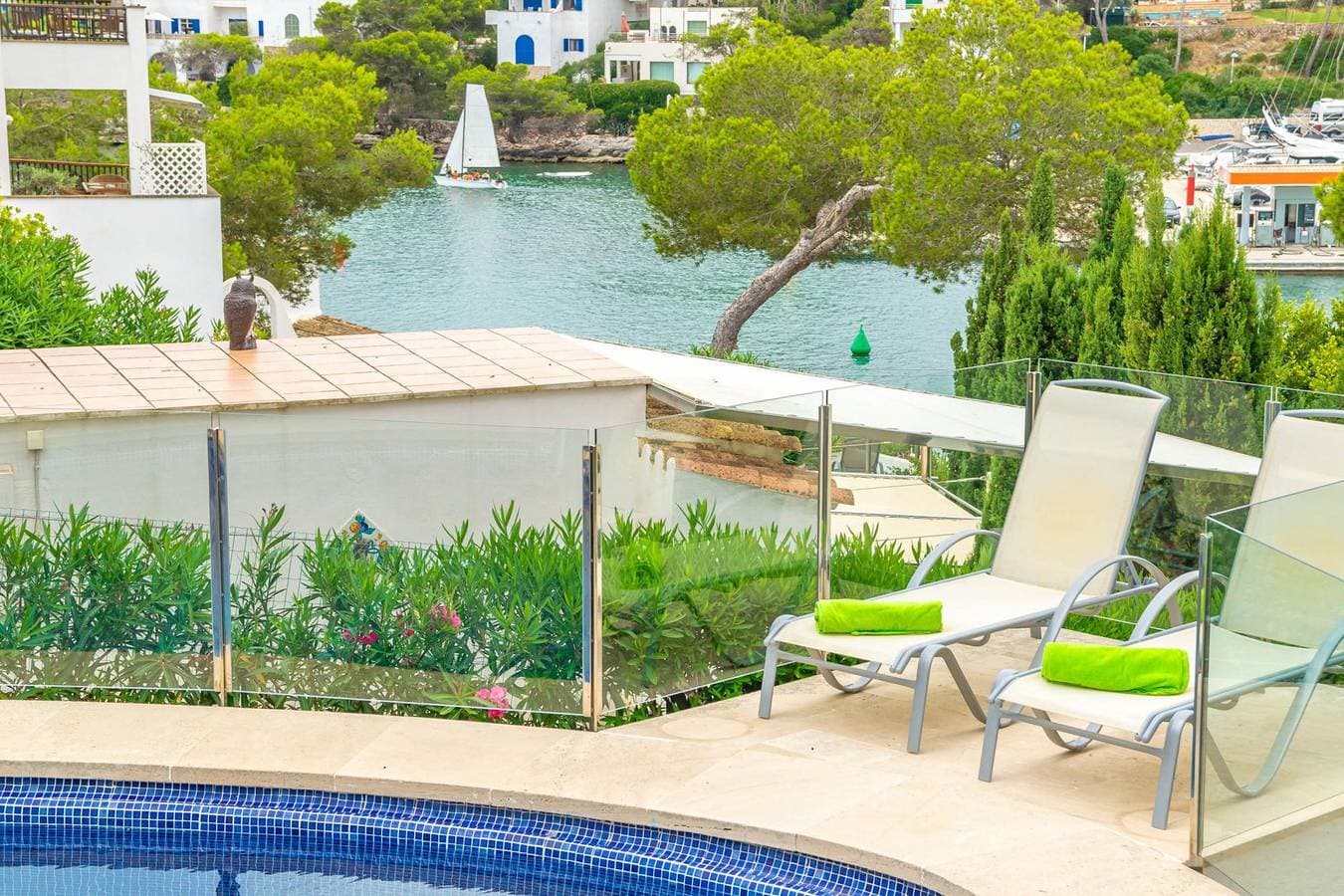 Foto 4 von 43: Cala Llonga - Spectacular villa with private pool and beautiful views to the marina. Free WiFi