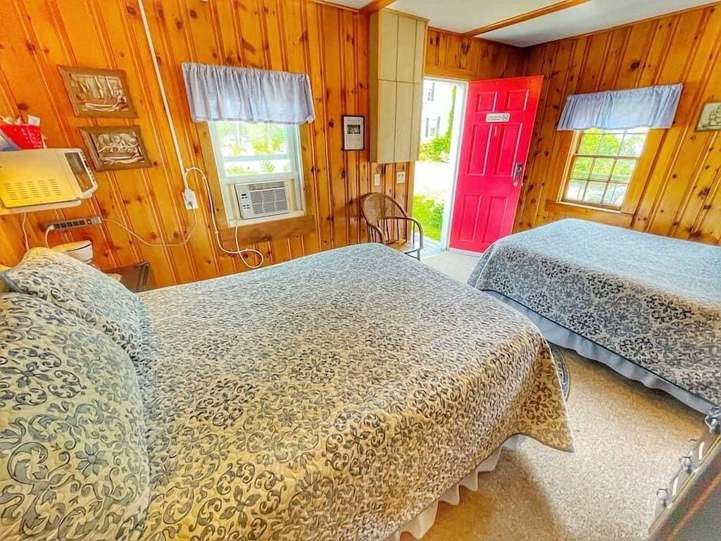 Foto 2 von 32: 7 Acadia Cottage. Double Beds Open Hearth Inn