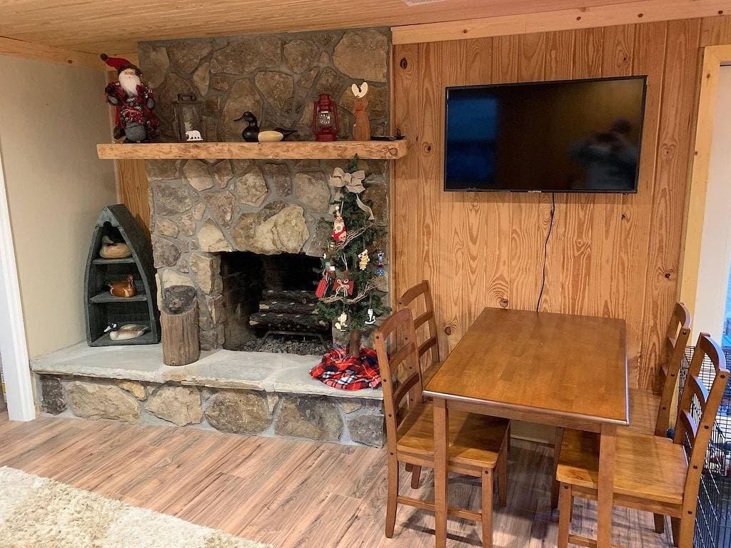 Foto 3 von 34: * Neue Liste * Douglas Lake Front Cabin Retreat mit Bootsrampe und eigenem Dock
