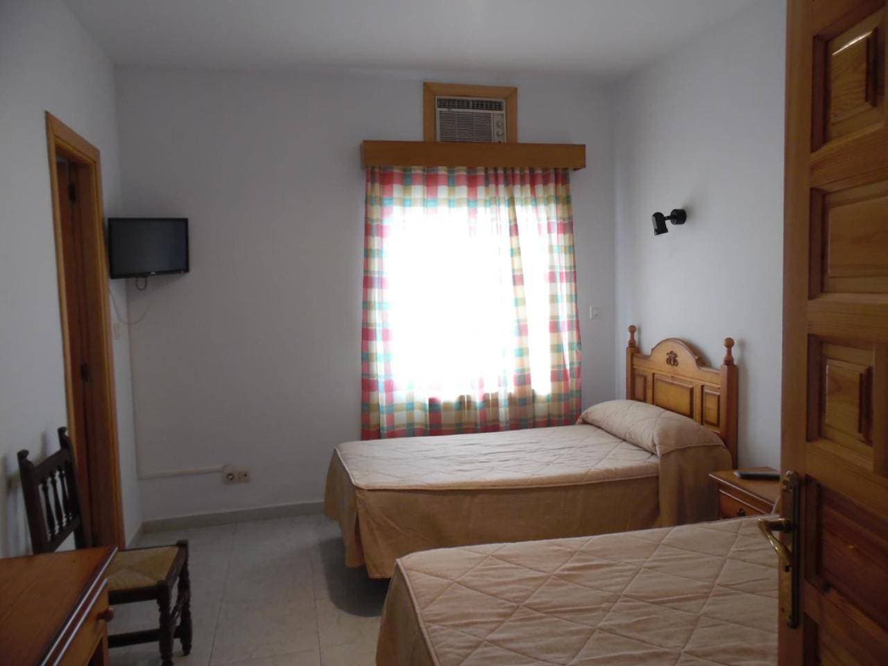 Foto 9 von 14: Twin Room with Private Bathroom