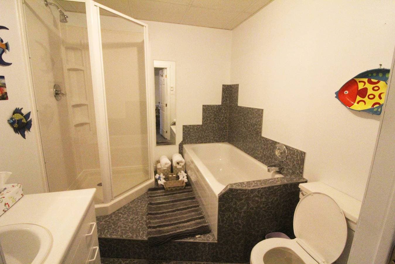 Foto 5 von 29: Großes Luther King-Schlafzimmer, entspanntes, modernes Dekor